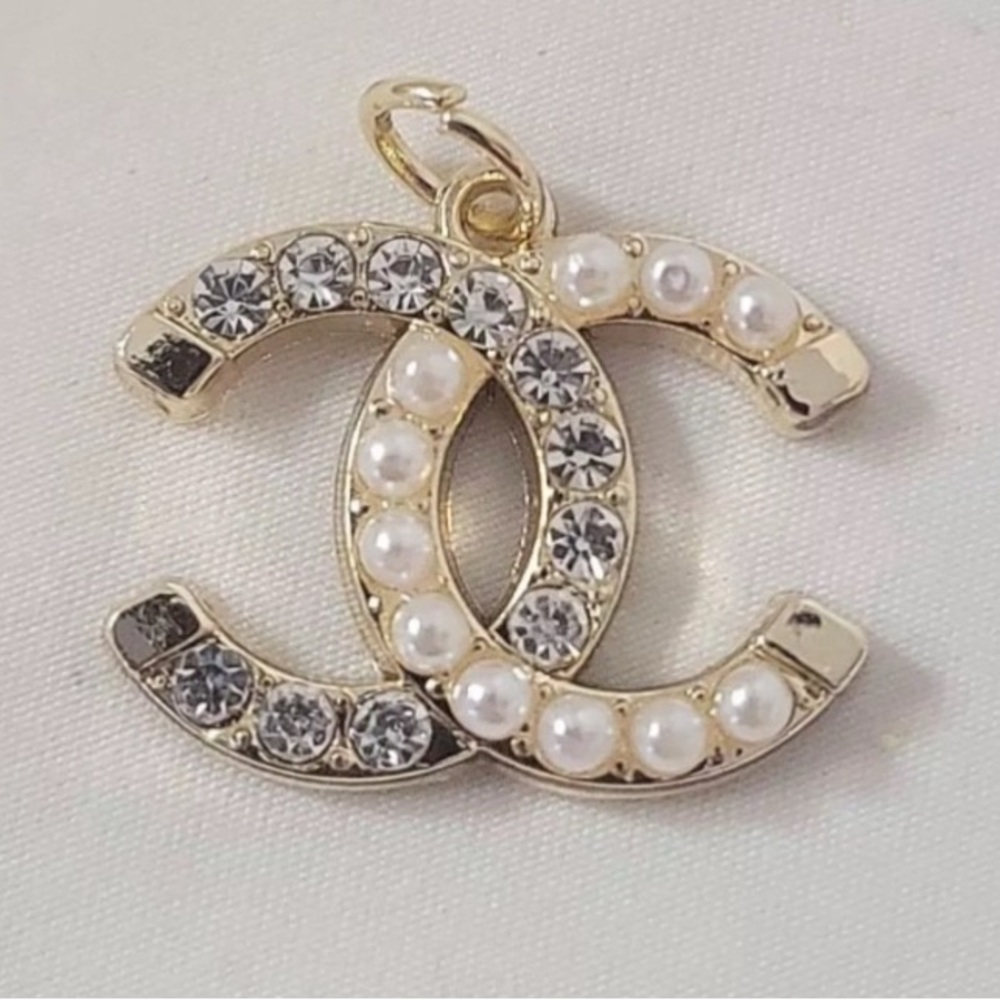 ✨Chanel Zipper Pull Gold Tone Rhinestone CC Pearl Charm 21x21 mm stamped🌺